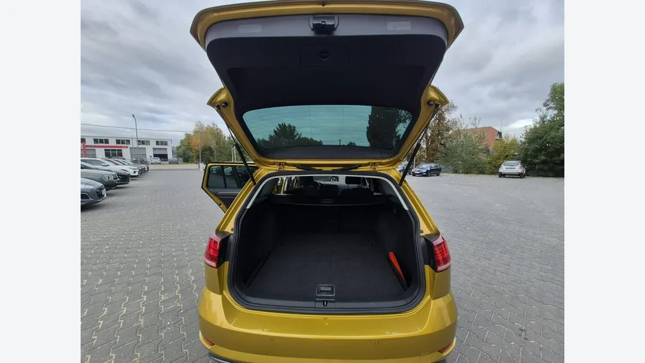 VOLKSWAGEN Golf -