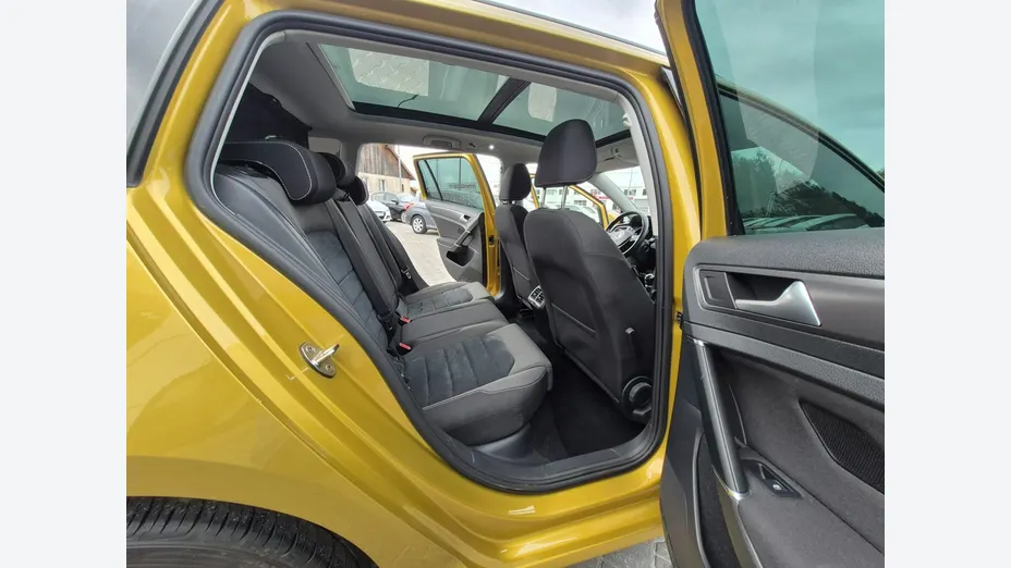 VOLKSWAGEN Golf -