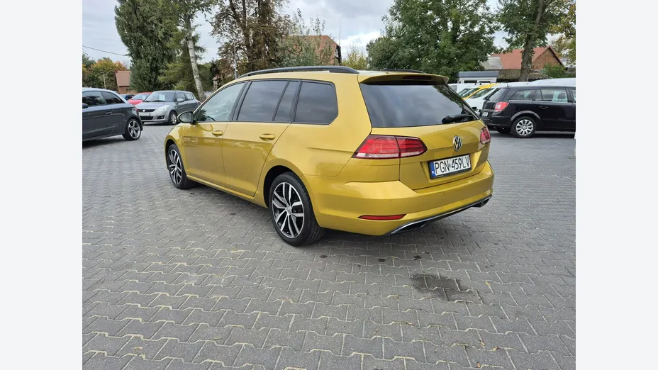 VOLKSWAGEN Golf -