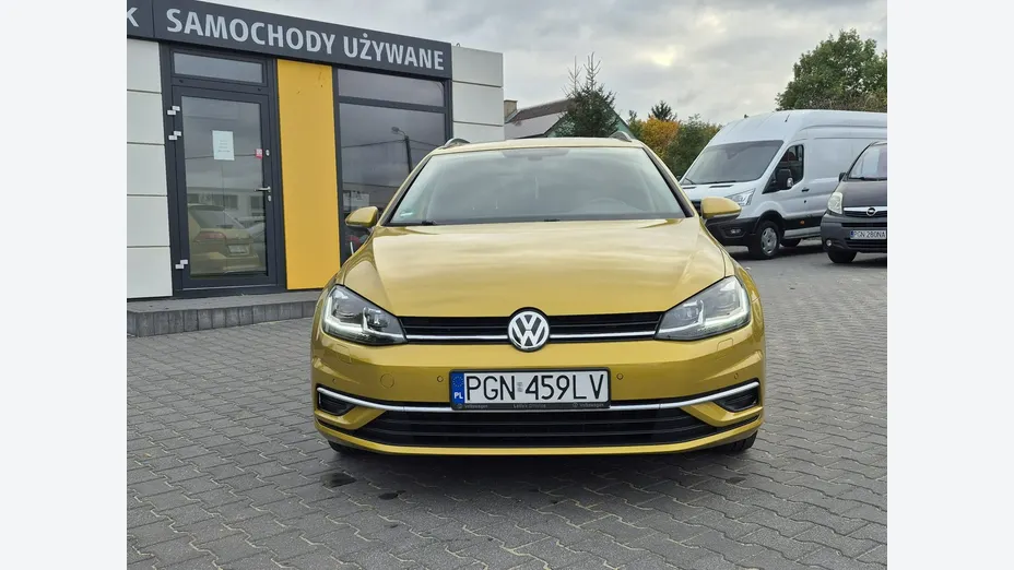 VOLKSWAGEN Golf -