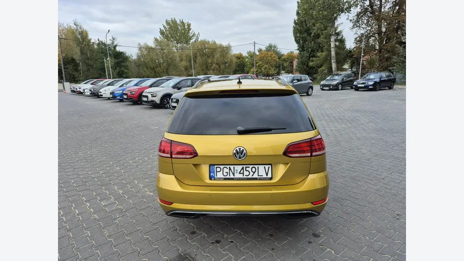 VOLKSWAGEN Golf -
