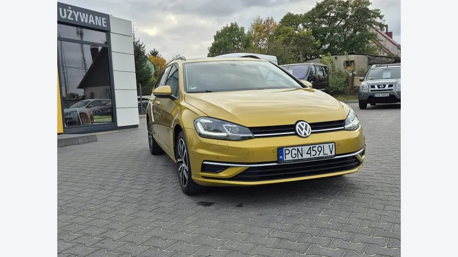 VOLKSWAGEN Golf -