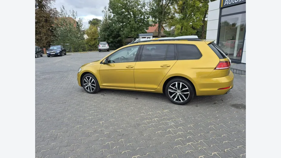 VOLKSWAGEN Golf -