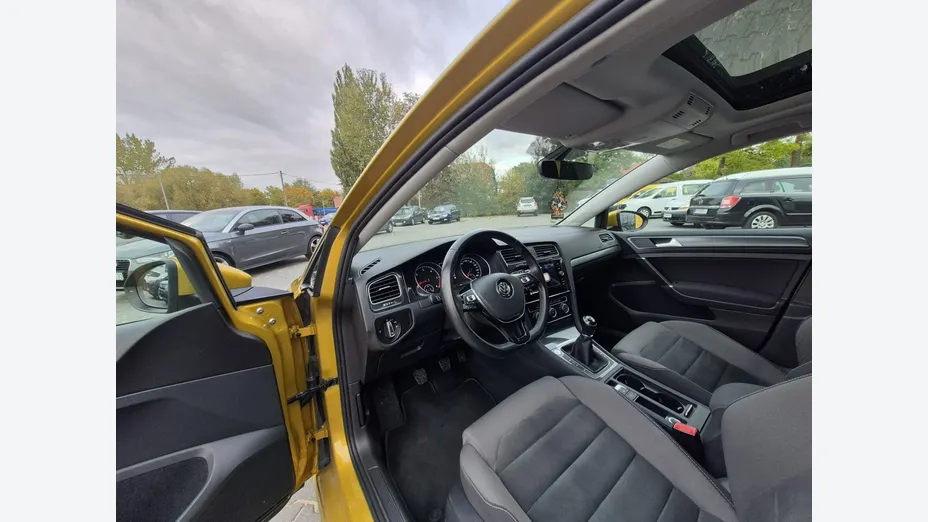 VOLKSWAGEN Golf -