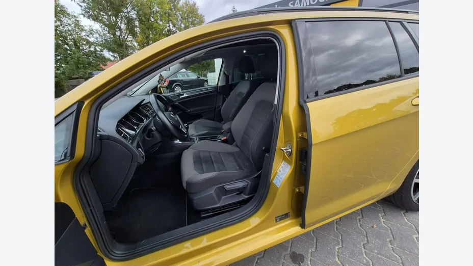 VOLKSWAGEN Golf -