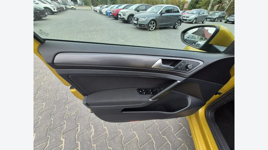 VOLKSWAGEN Golf -