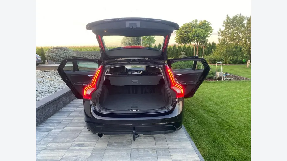 VOLVO V60 -