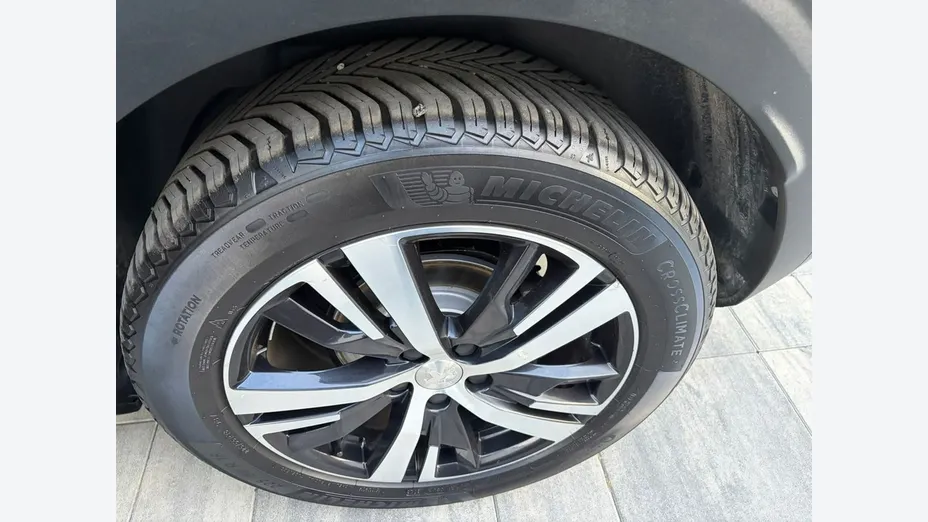 PEUGEOT 3008 -