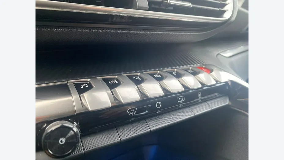 PEUGEOT 3008 -