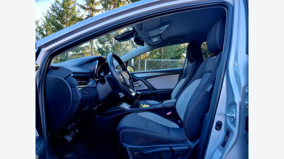 TOYOTA Avensis -