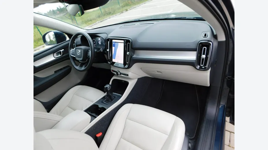VOLVO XC40 -