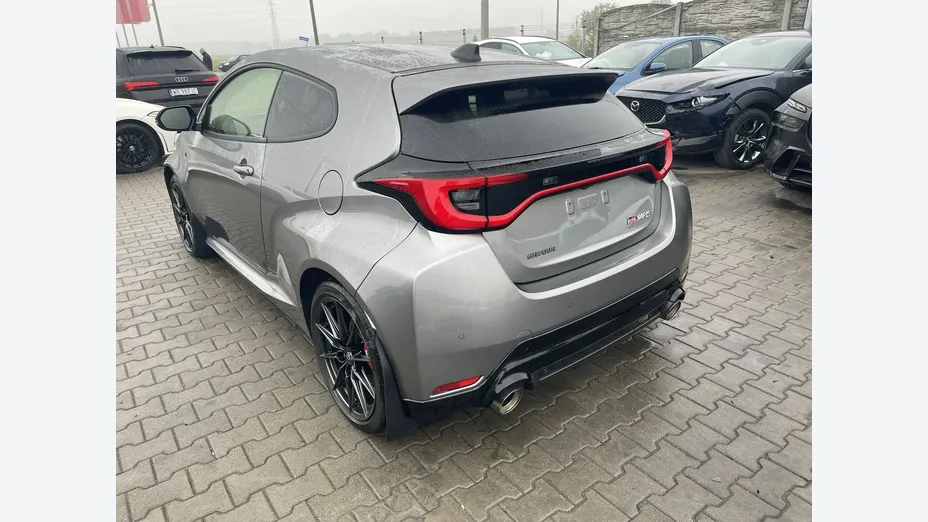 TOYOTA Yaris -