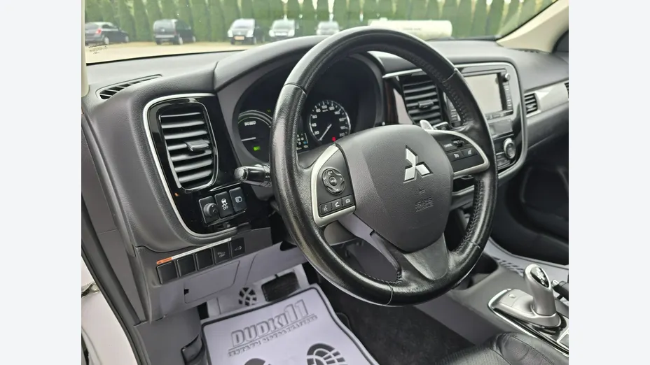 MITSUBISHI Outlander -