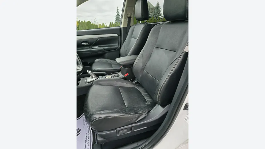 MITSUBISHI Outlander -