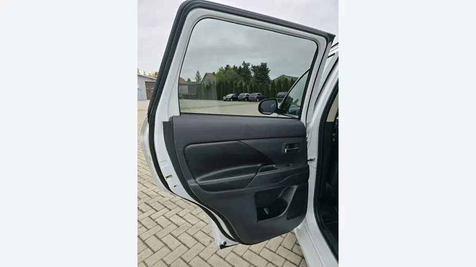 MITSUBISHI Outlander -