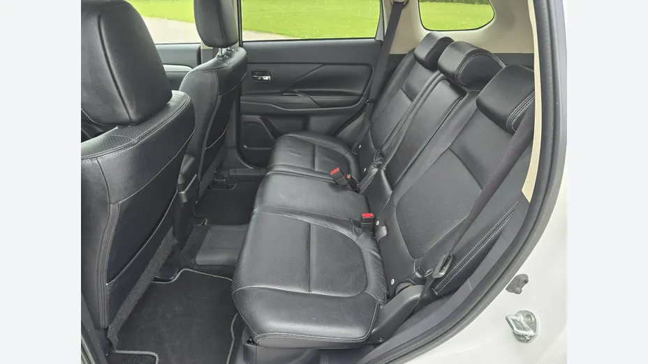 MITSUBISHI Outlander -