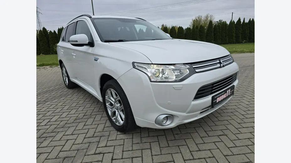 MITSUBISHI Outlander -
