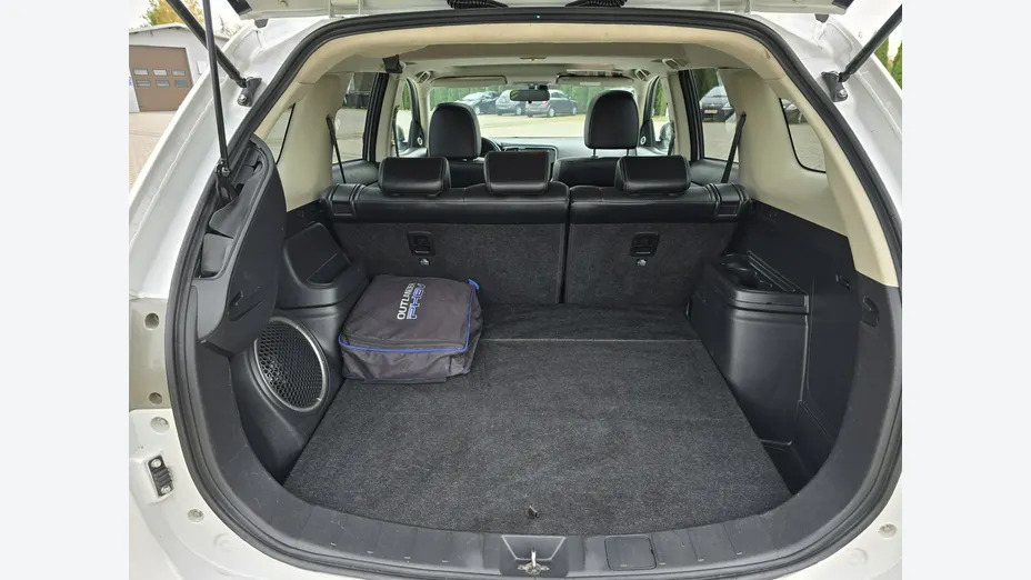 MITSUBISHI Outlander -