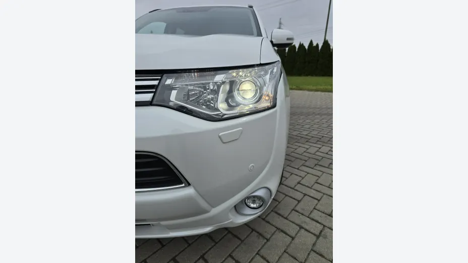 MITSUBISHI Outlander -