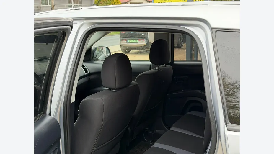 MITSUBISHI Outlander -