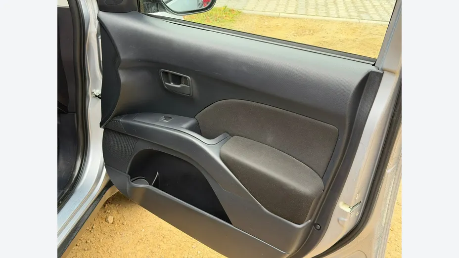 MITSUBISHI Outlander -