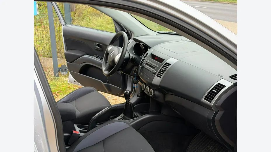 MITSUBISHI Outlander -