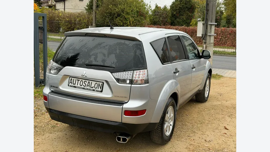 MITSUBISHI Outlander -