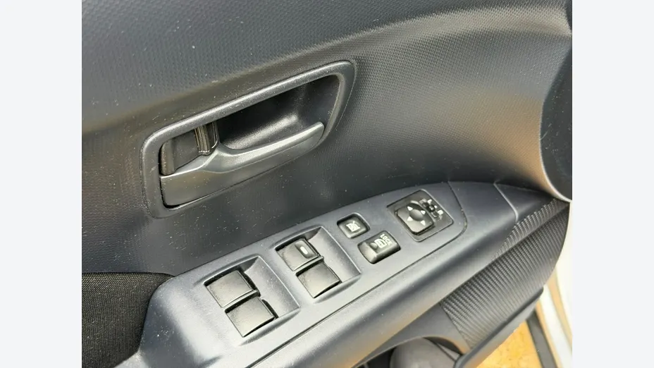 MITSUBISHI Outlander -