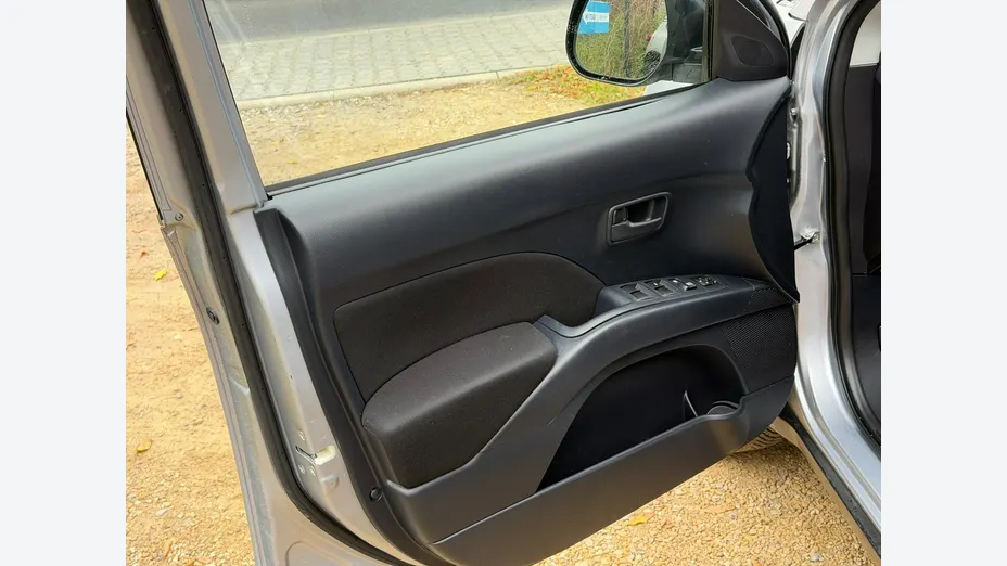 MITSUBISHI Outlander -