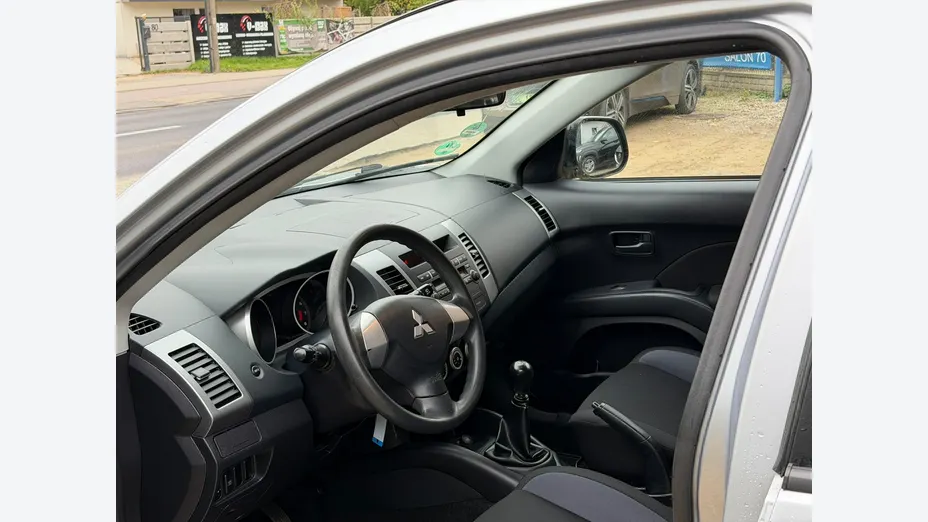 MITSUBISHI Outlander -