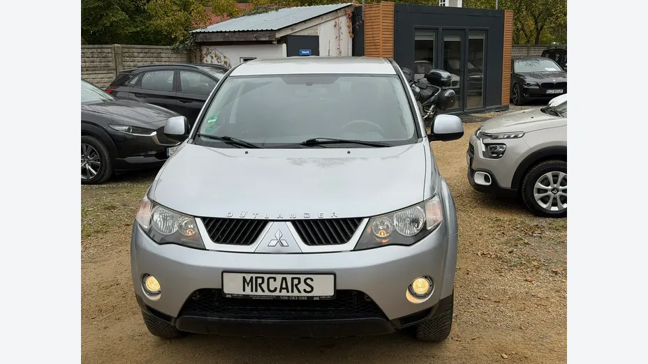 MITSUBISHI Outlander -