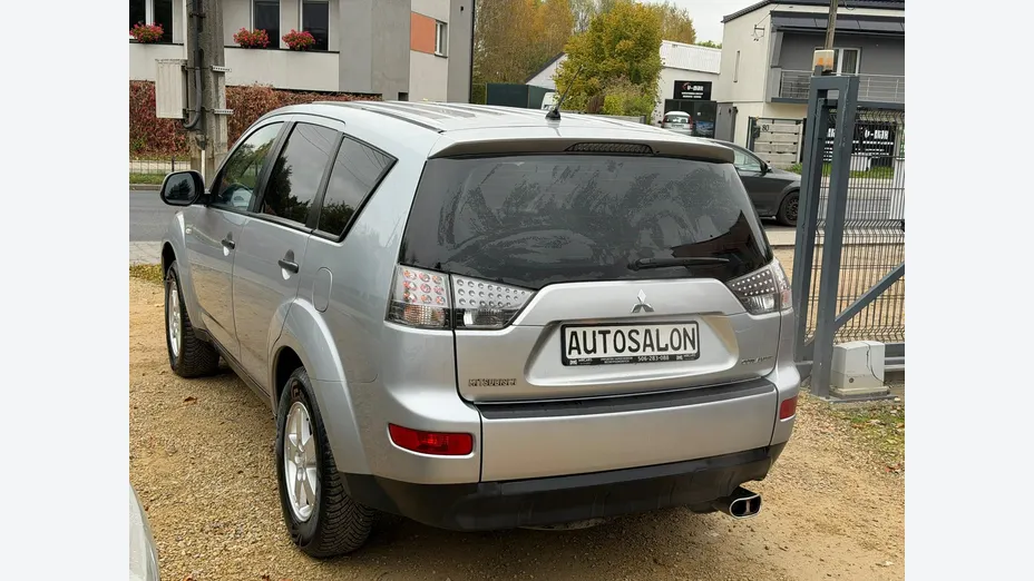 MITSUBISHI Outlander -