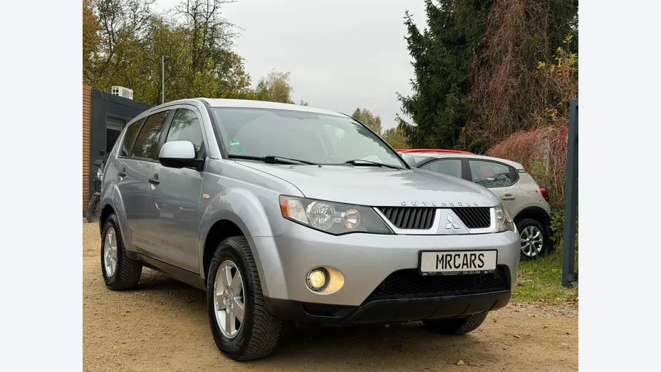 MITSUBISHI Outlander -
