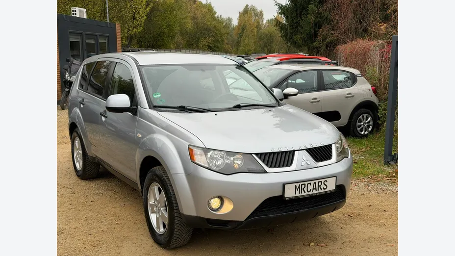MITSUBISHI Outlander -