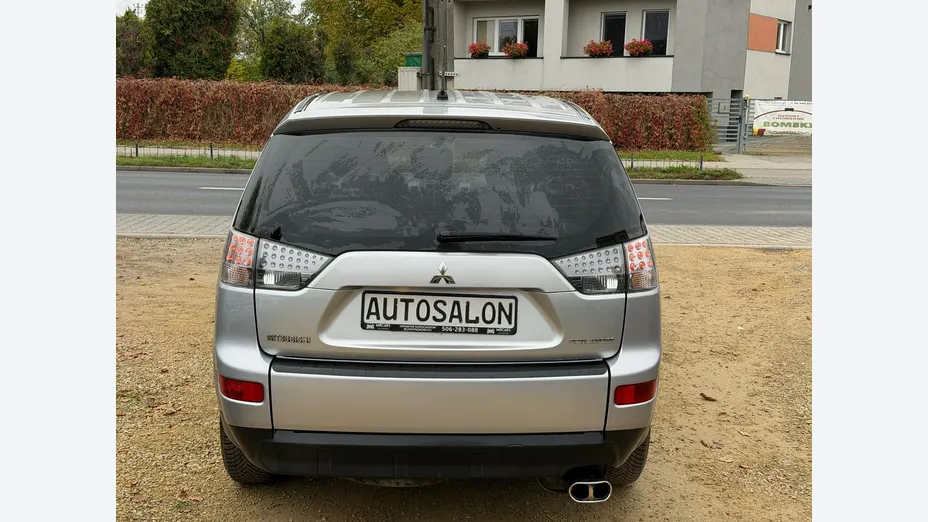 MITSUBISHI Outlander -