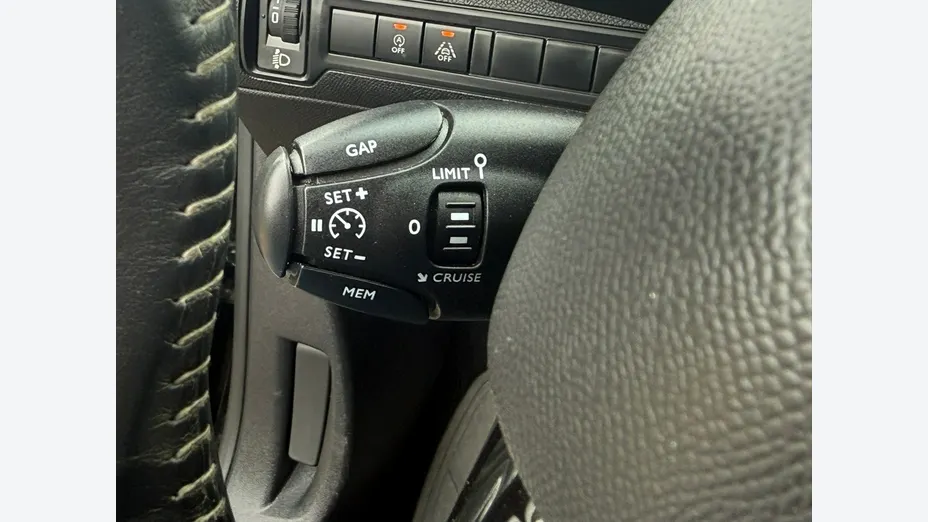 PEUGEOT 308 -