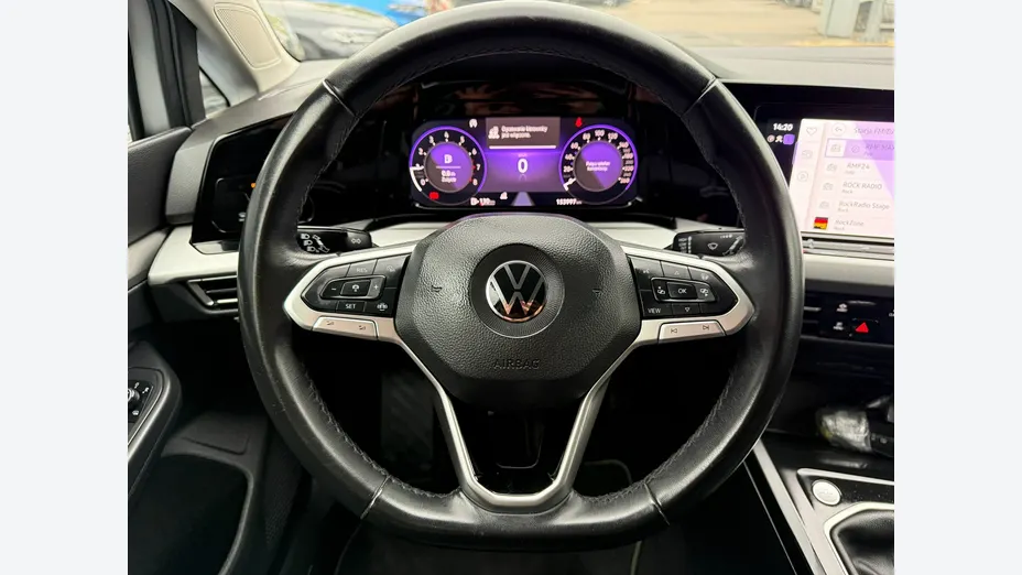 VOLKSWAGEN Golf -
