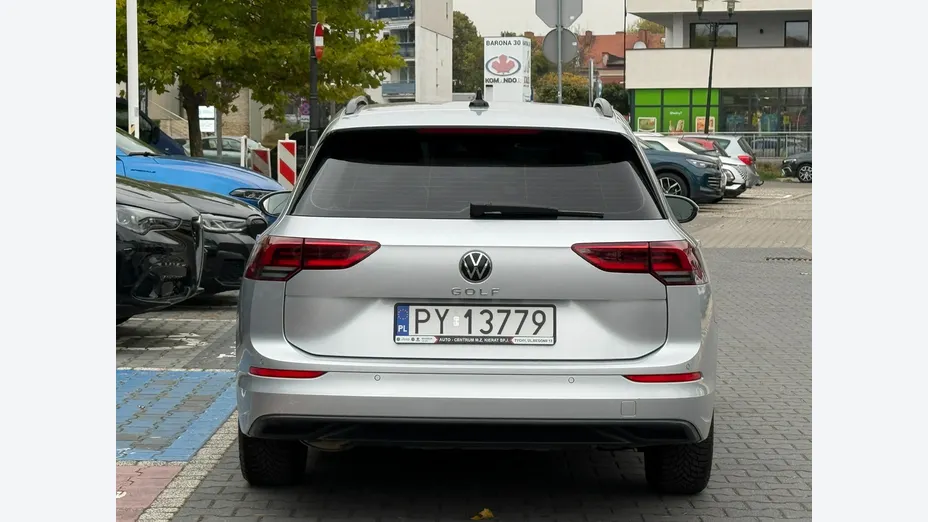 VOLKSWAGEN Golf -