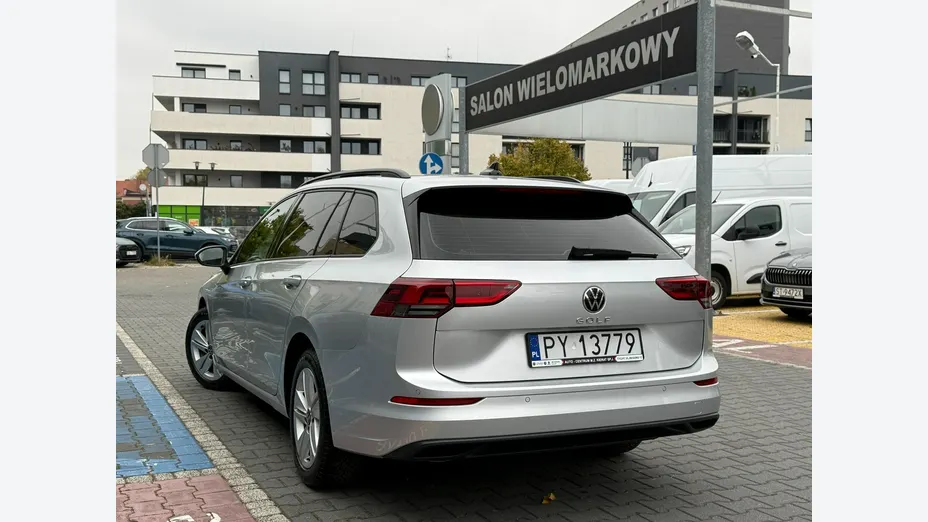 VOLKSWAGEN Golf -