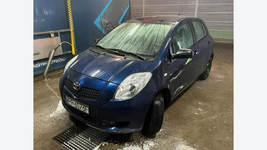 TOYOTA Yaris -