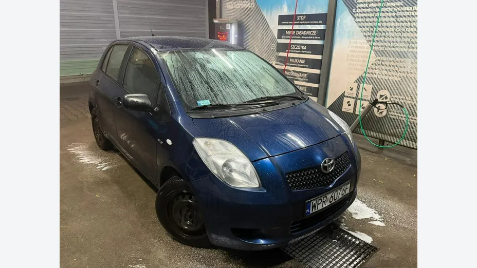 TOYOTA Yaris -