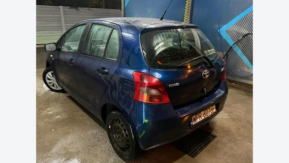 TOYOTA Yaris -