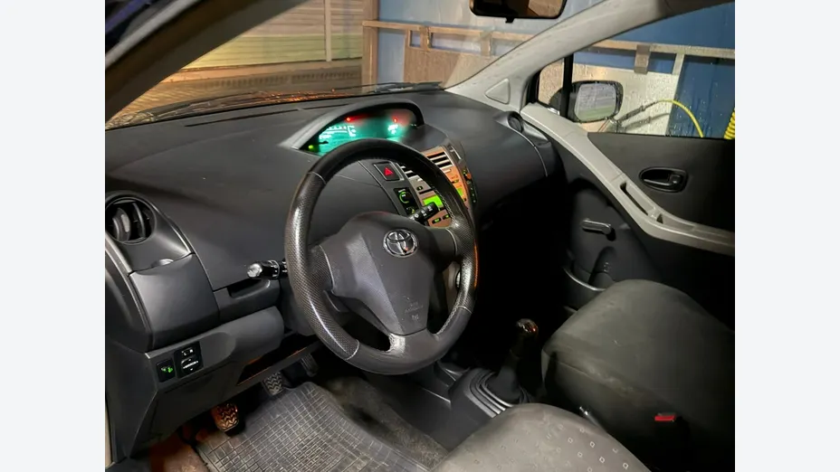TOYOTA Yaris -
