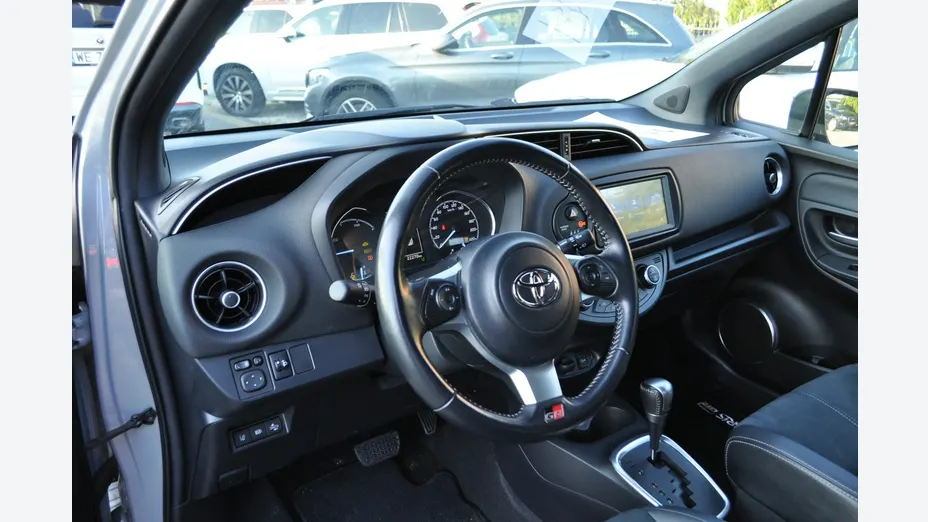 TOYOTA Yaris -