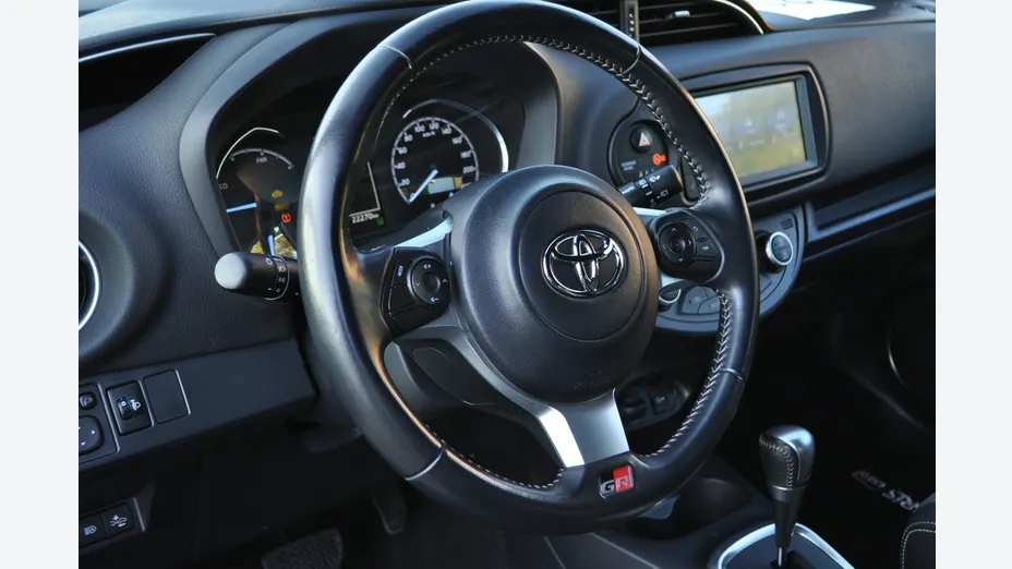 TOYOTA Yaris -
