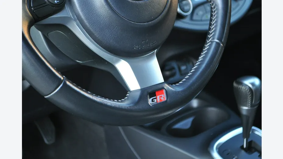 TOYOTA Yaris -