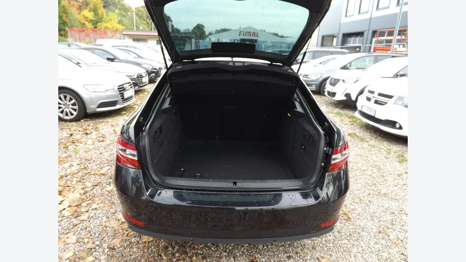 SKODA Superb -