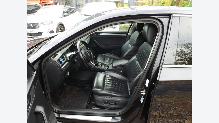 SKODA Superb -