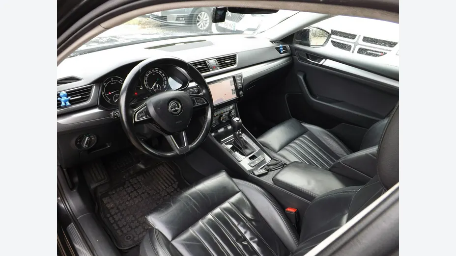 SKODA Superb -