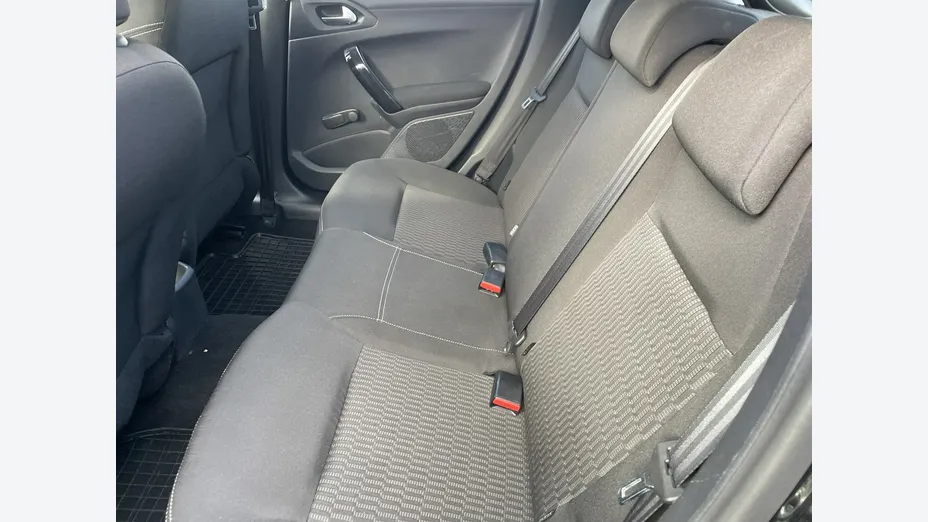 PEUGEOT 208 -
